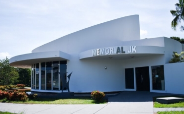 Equipe de TV visita Memorial JK