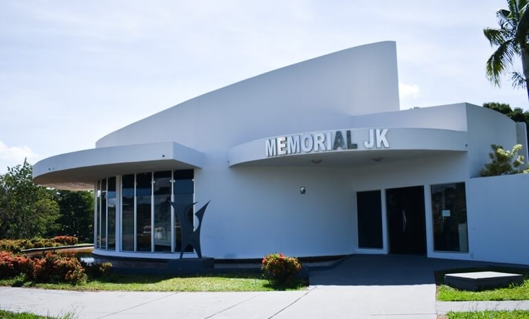 Equipe de TV visita Memorial JK